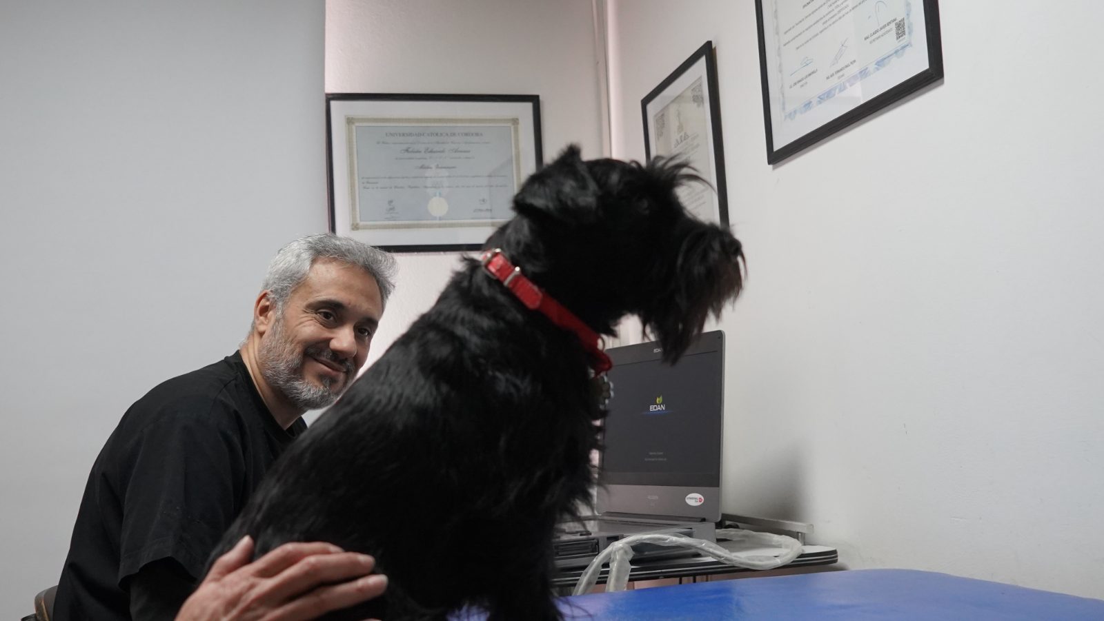 Dr. Arnáez con un paciente en consulta